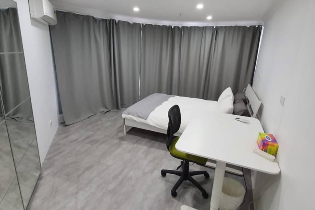 Dana-Spacious Private Room In Shared 2-Bedroom Apartment-1 キャンベラ エクステリア 写真