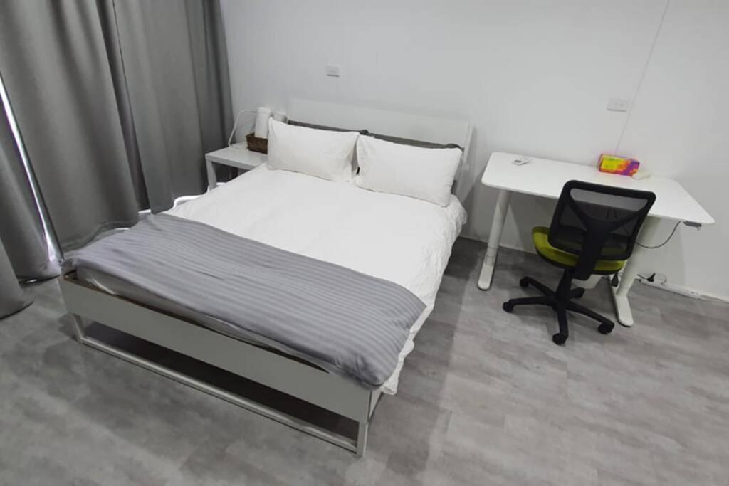 Dana-Spacious Private Room In Shared 2-Bedroom Apartment-1 キャンベラ エクステリア 写真