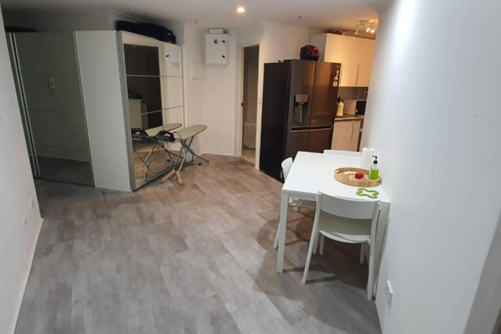 Dana-Spacious Private Room In Shared 2-Bedroom Apartment-1 キャンベラ エクステリア 写真