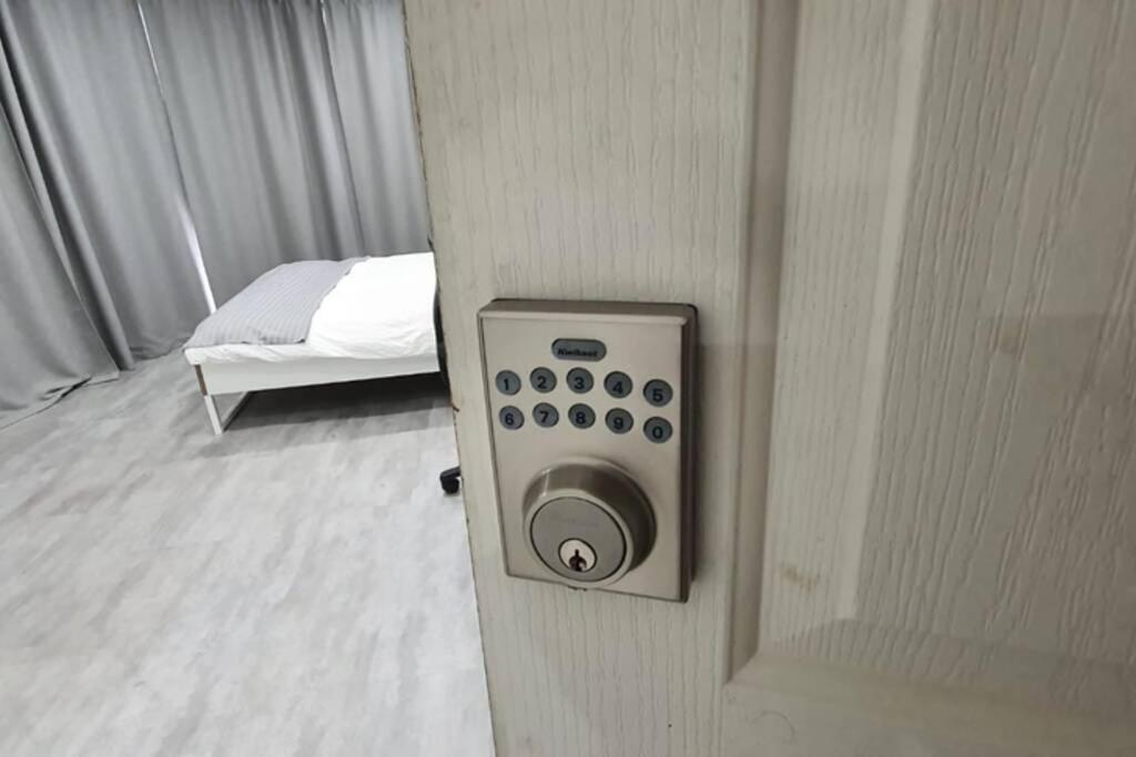 Dana-Spacious Private Room In Shared 2-Bedroom Apartment-1 キャンベラ エクステリア 写真