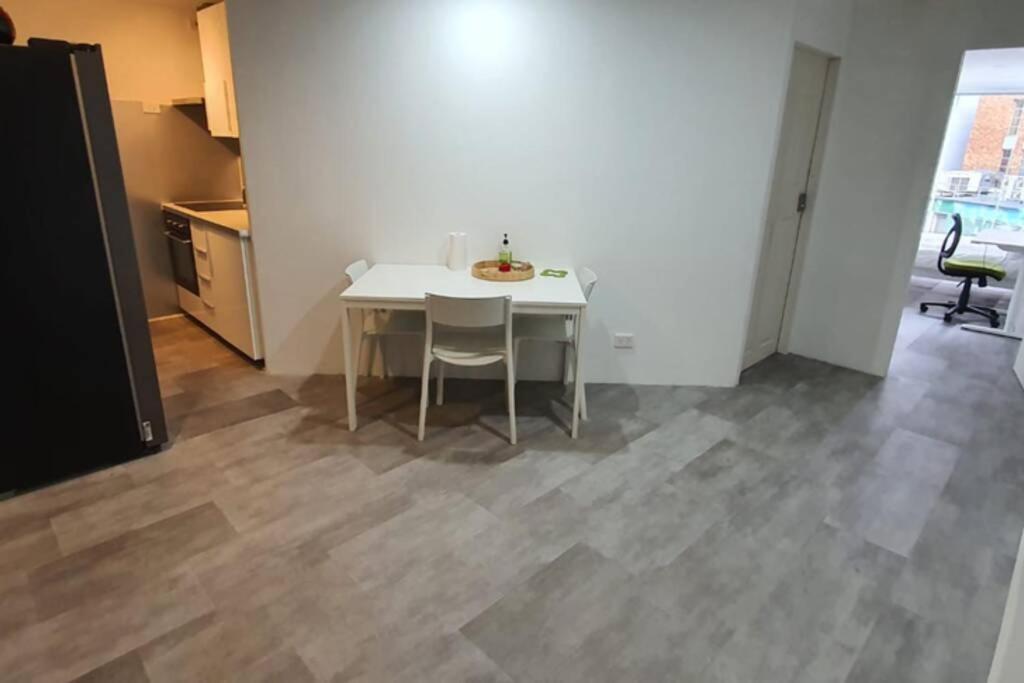 Dana-Spacious Private Room In Shared 2-Bedroom Apartment-1 キャンベラ エクステリア 写真